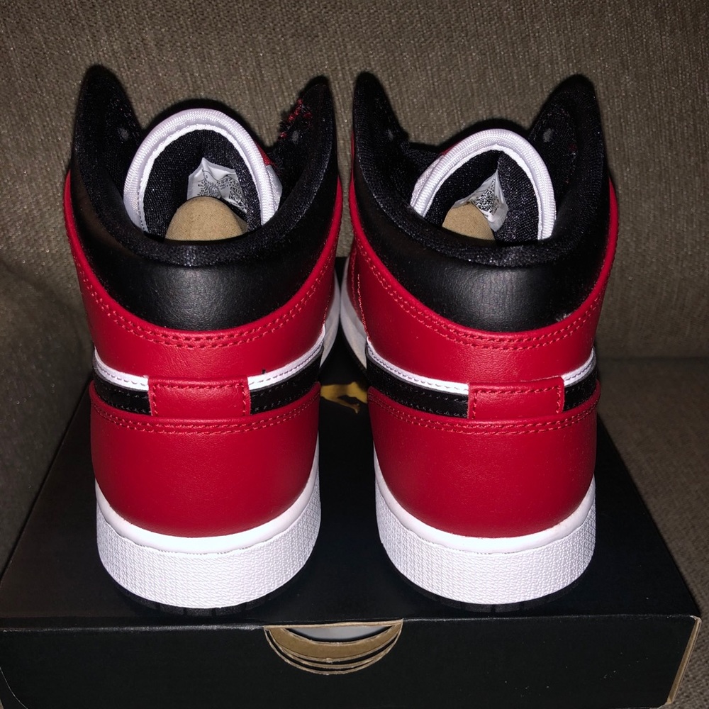 Air Jordan 1 Mid Chicago Black Toe - Picture 6 of 8